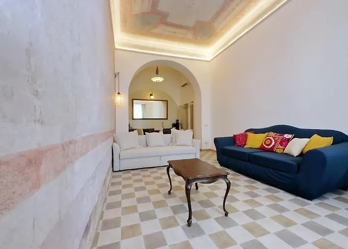 Bright Flat With Wonderful Views In The Centre *
