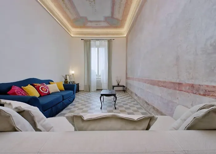 Bright Flat With Wonderful Views In The Centre *